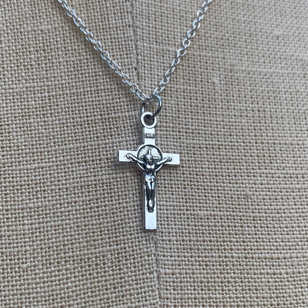 NWT Sterling Silver Plated Chain & Crucifix Alloy Metal Charm Necklace - Picture 9 of 14